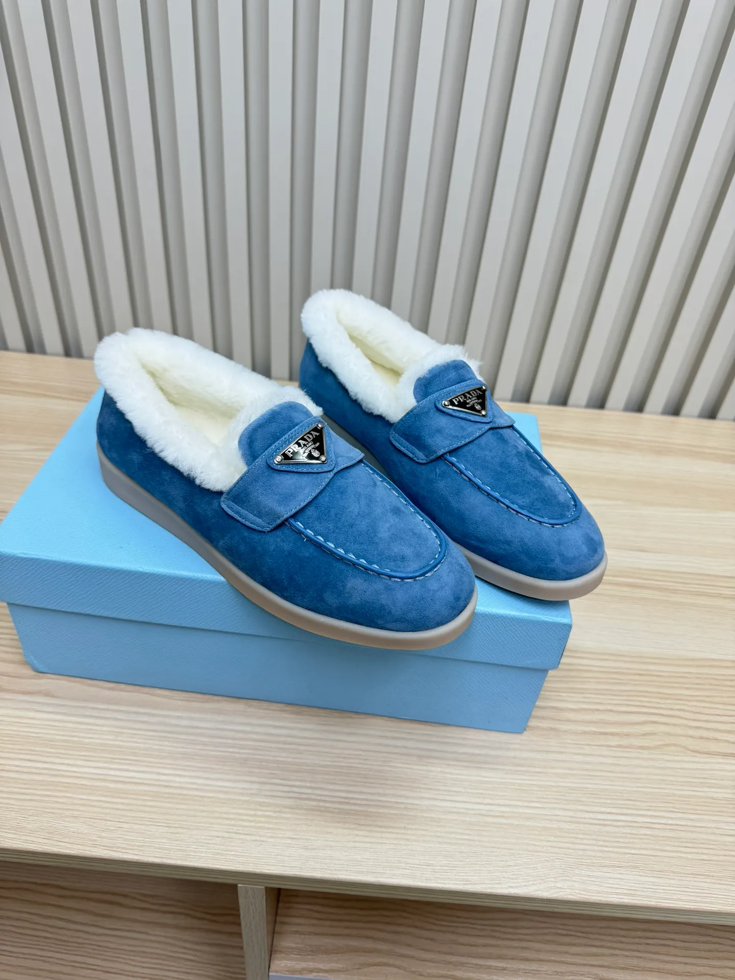 p580 Prada couple loafers｜Winter warmth and good looks at the same time online❄️👫 This is the C position of the shoe cabinet this autumn and winter! Prada's new couple's loafers are high-end yet still stylish~ ✨Imported frosted cowhide fabric, exquisite texture and high-end at first glance 🐑Australian imported sheepskin fur integrated lining, maximum warmth retention! It is also super warm to wear in winter in the north. 🔺The classic triangle logo embellishes the upper, which is simple and elegant, with perfect recognition. 💯Original TPU absorbent film outsole, non-slip, wear-resistant and durable. A must-have item for couples to go out on the street! The upper foot instantly enhances the overall outfit level, whether it is paired with a coat or a down jacket, it looks great ~ #Prada Loafers #coupleshoesrecommend #wintermusthaveshoes #luxurywear Outfit Fabric: Imported two-layer frosted cowhide Lining: Sheepskin imported from Australia One piece Outsole: Original Tpu absorbent film outsole Female size: 35~41 (customized in 41) Male size: 39~45 (customized in 45)